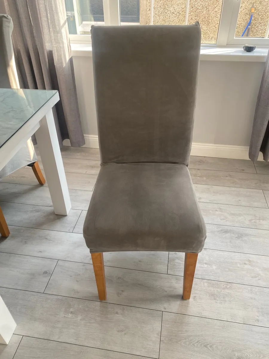 Table and chairs - Image 4