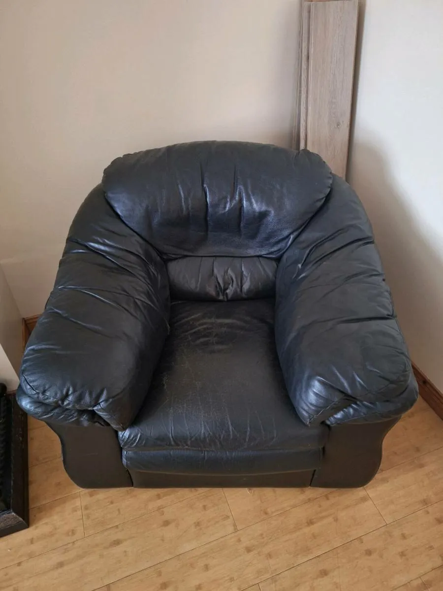 3 seater and 2 armchairs - Image 2