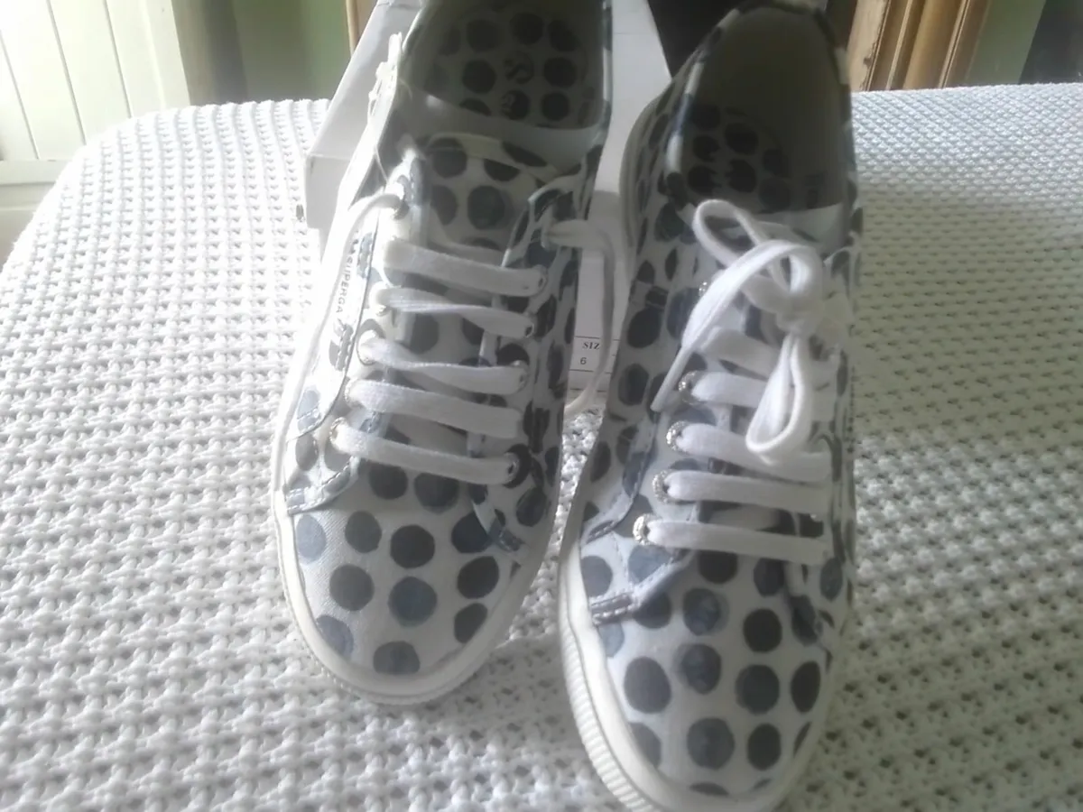 SUPERGRA WHITE & NAVY POLKA DOT PLIMSOLLS 6 NEW - Image 3