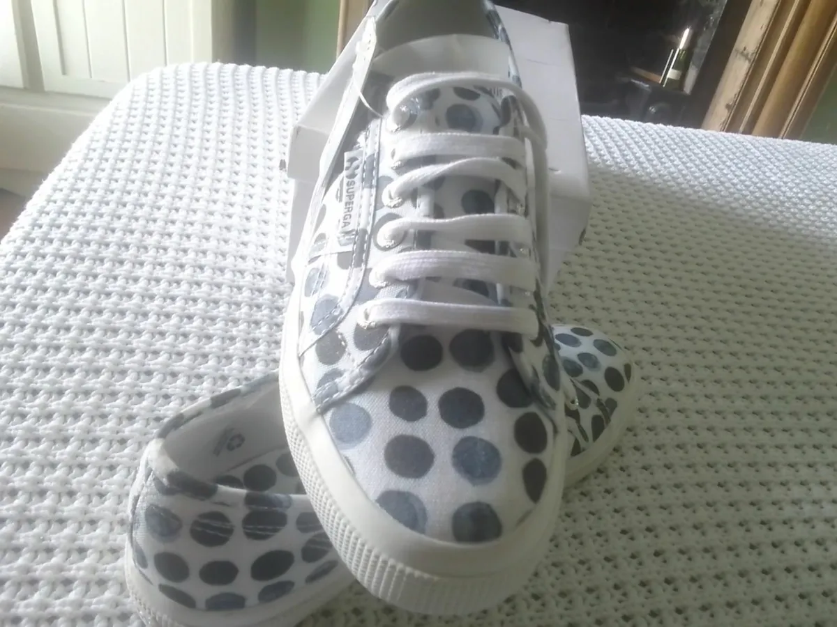 SUPERGRA WHITE & NAVY POLKA DOT PLIMSOLLS 6 NEW - Image 1