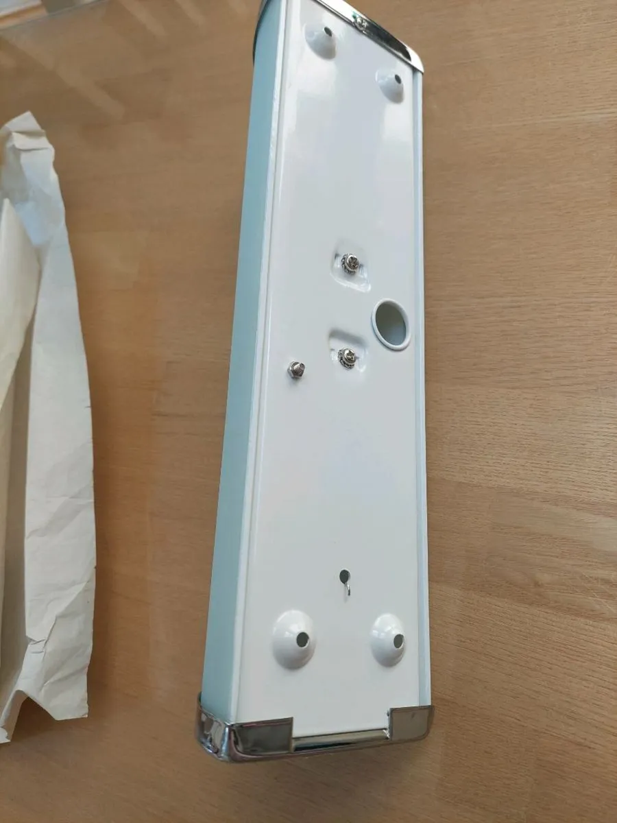 Bathroom light fitting. - Image 2