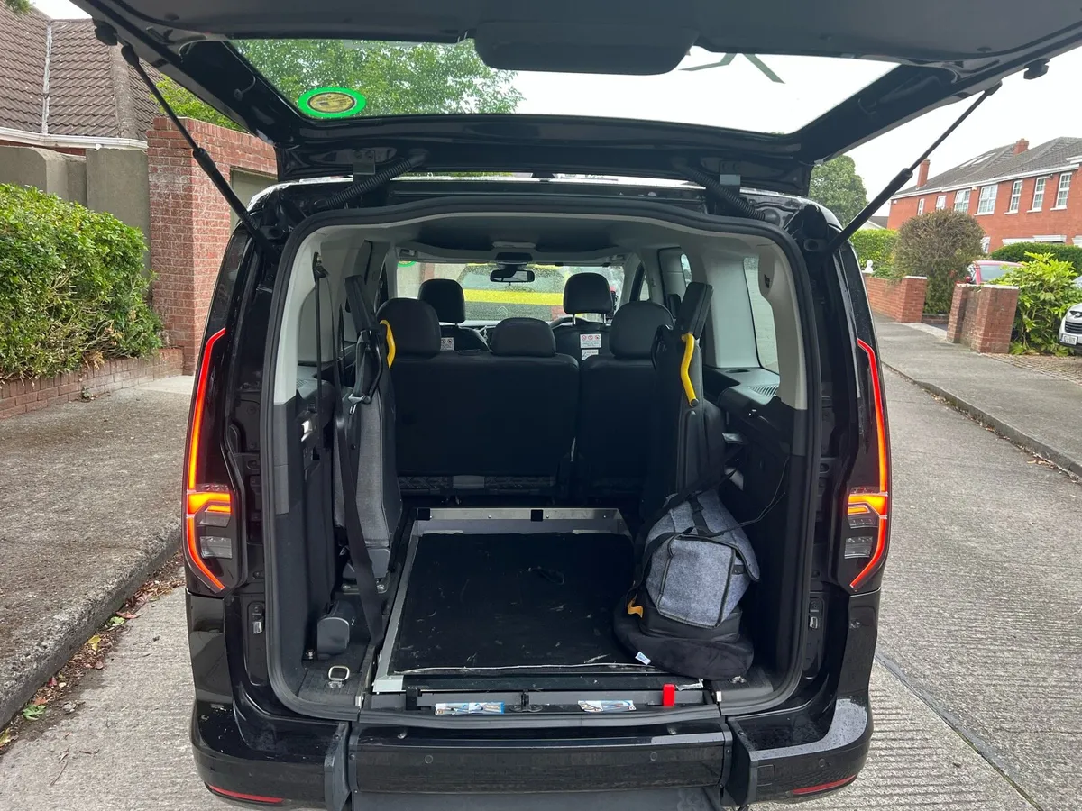 VW Caddy 232 - 7 seats wheelchair - Automatic - Image 2