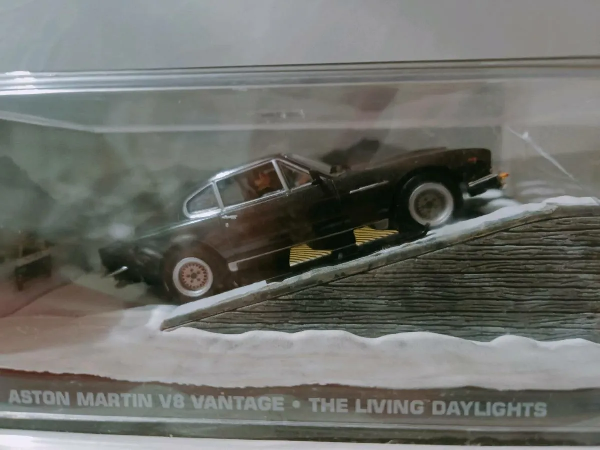 007 Cars - Image 4