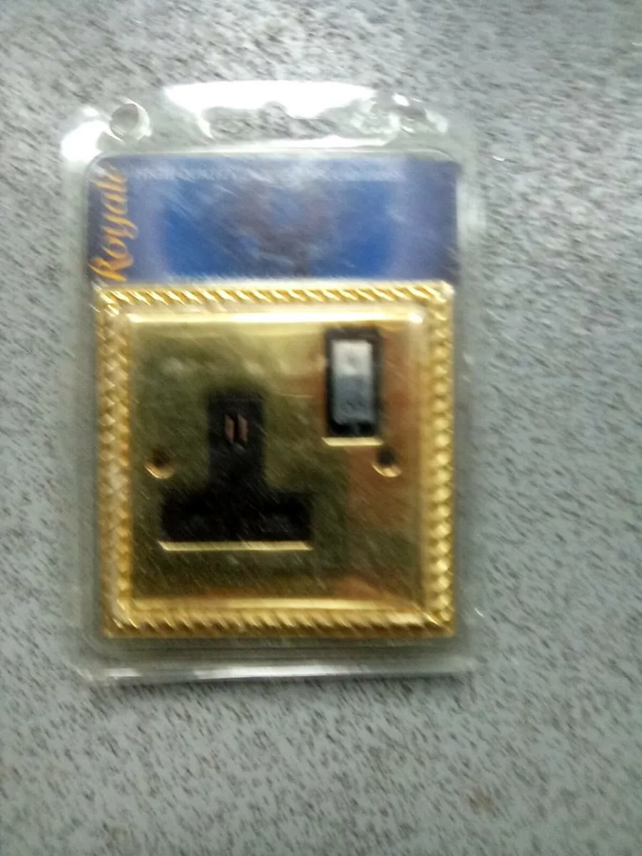 1 TWIN    AND. 2  SINGLE  BRASS. SOCKETS.  NEW - Image 3