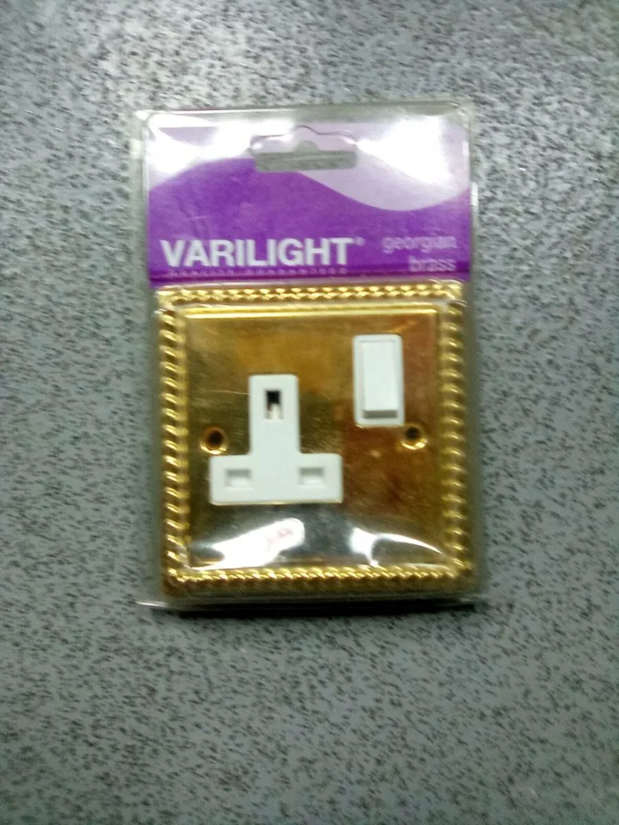 1 TWIN    AND. 2  SINGLE  BRASS. SOCKETS.  NEW - Image 4
