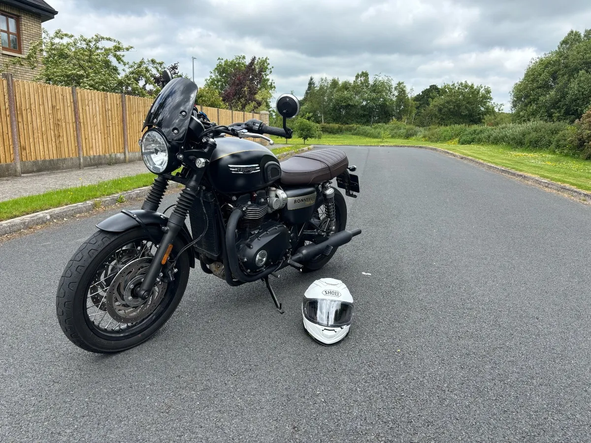 Triumph Bonneville T120 Goldline 2023 - Image 1