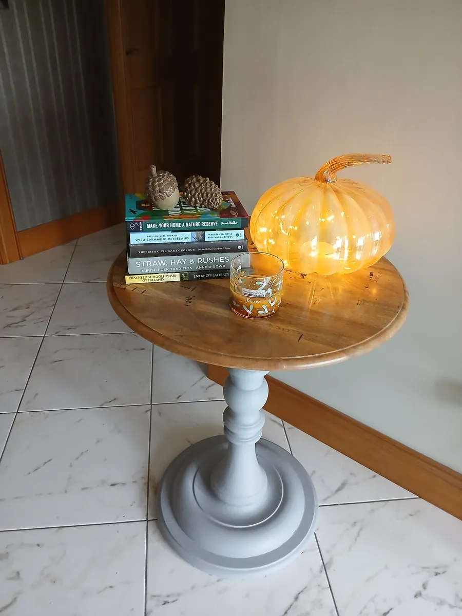 Solid wood lamp table - Image 1
