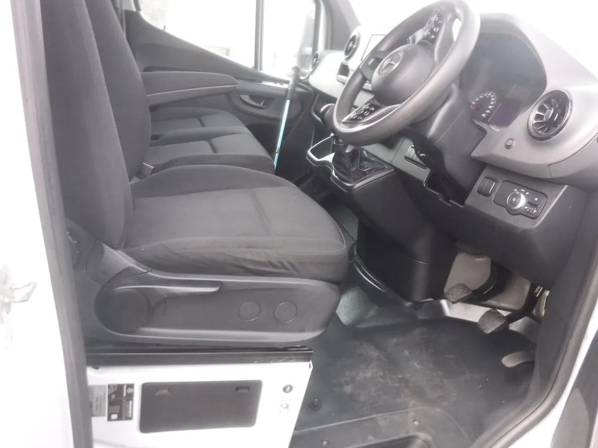 Mercedes Sprinter 2022 Double Cab Tipper no rear s - Image 4