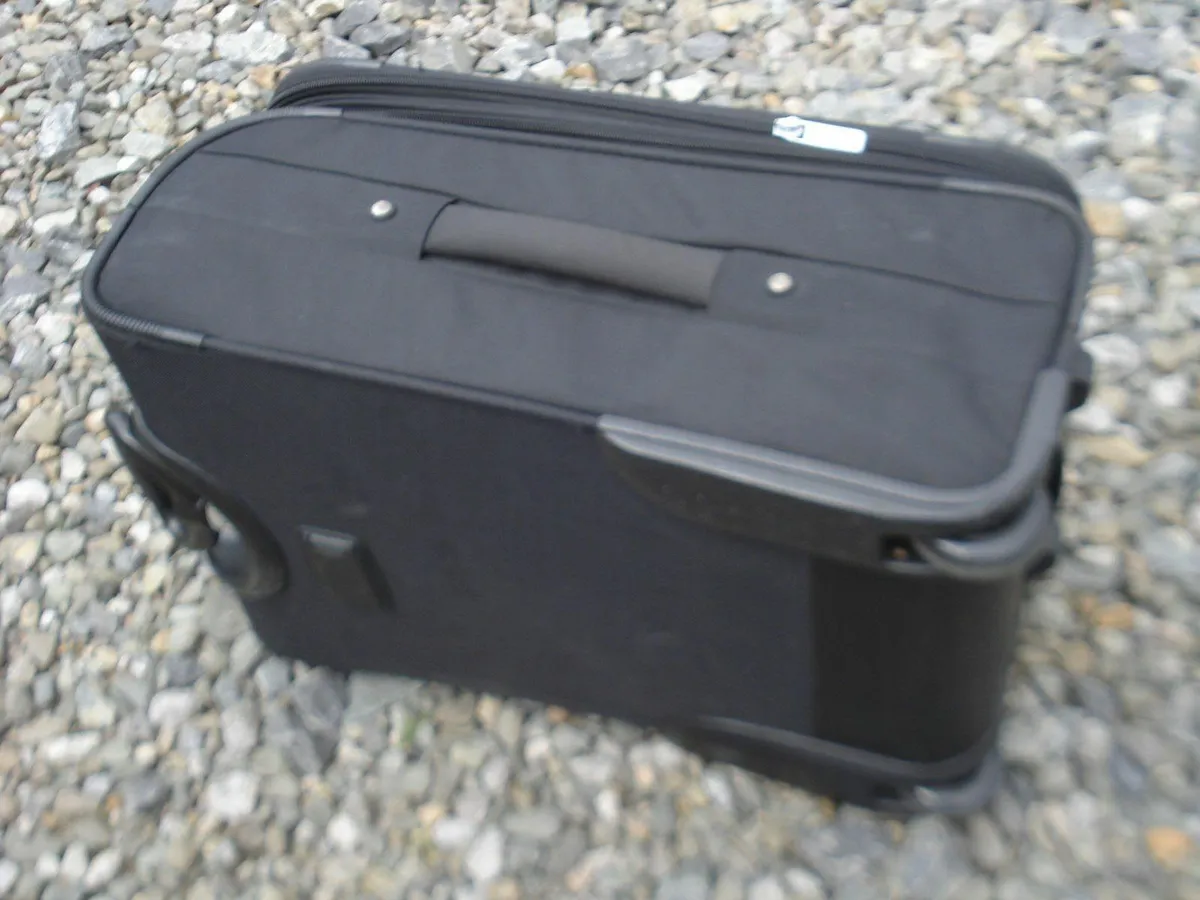 MEDIUM TRAVEL SUITCASE. 55 x 25 x 36 cm. - Image 4