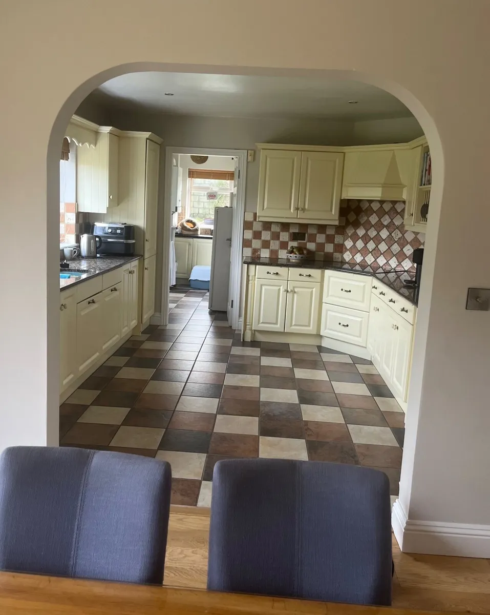 Kitchen with marble counter top - Image 3