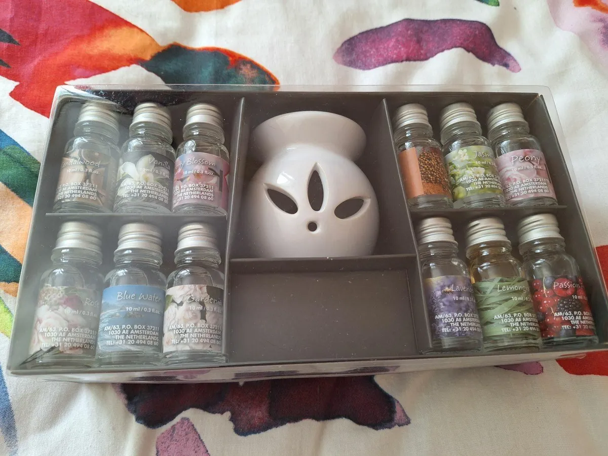 Essential oils and incense sticks - Image 1