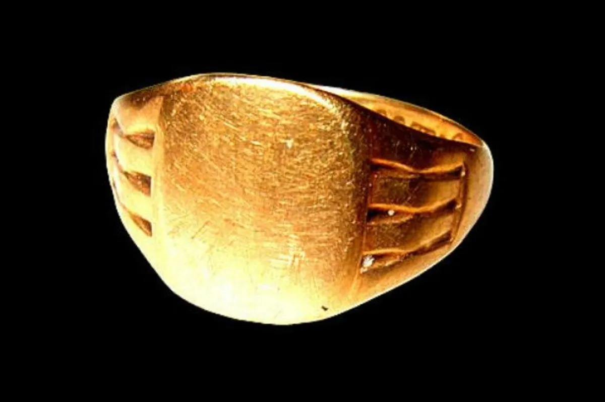 Vintage Traditional Hallmarked 9ct Gold Sig Ring - Image 2