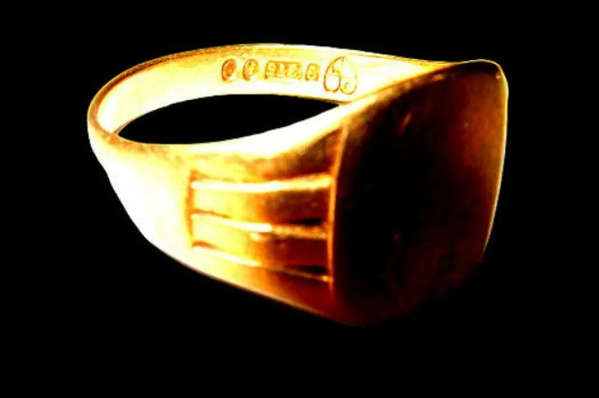 Vintage Traditional Hallmarked 9ct Gold Sig Ring - Image 3
