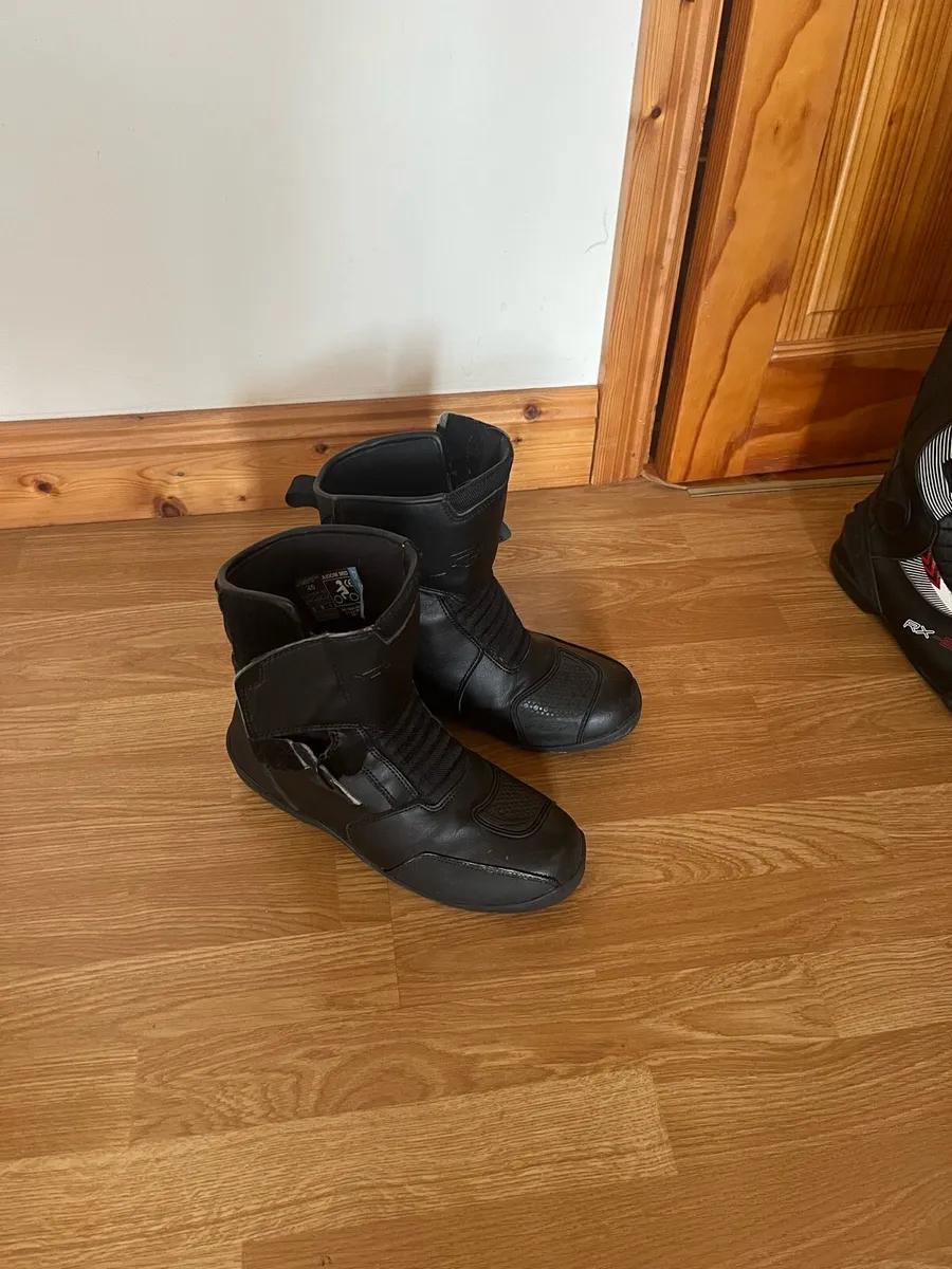 Motorcycle gear - Image 2