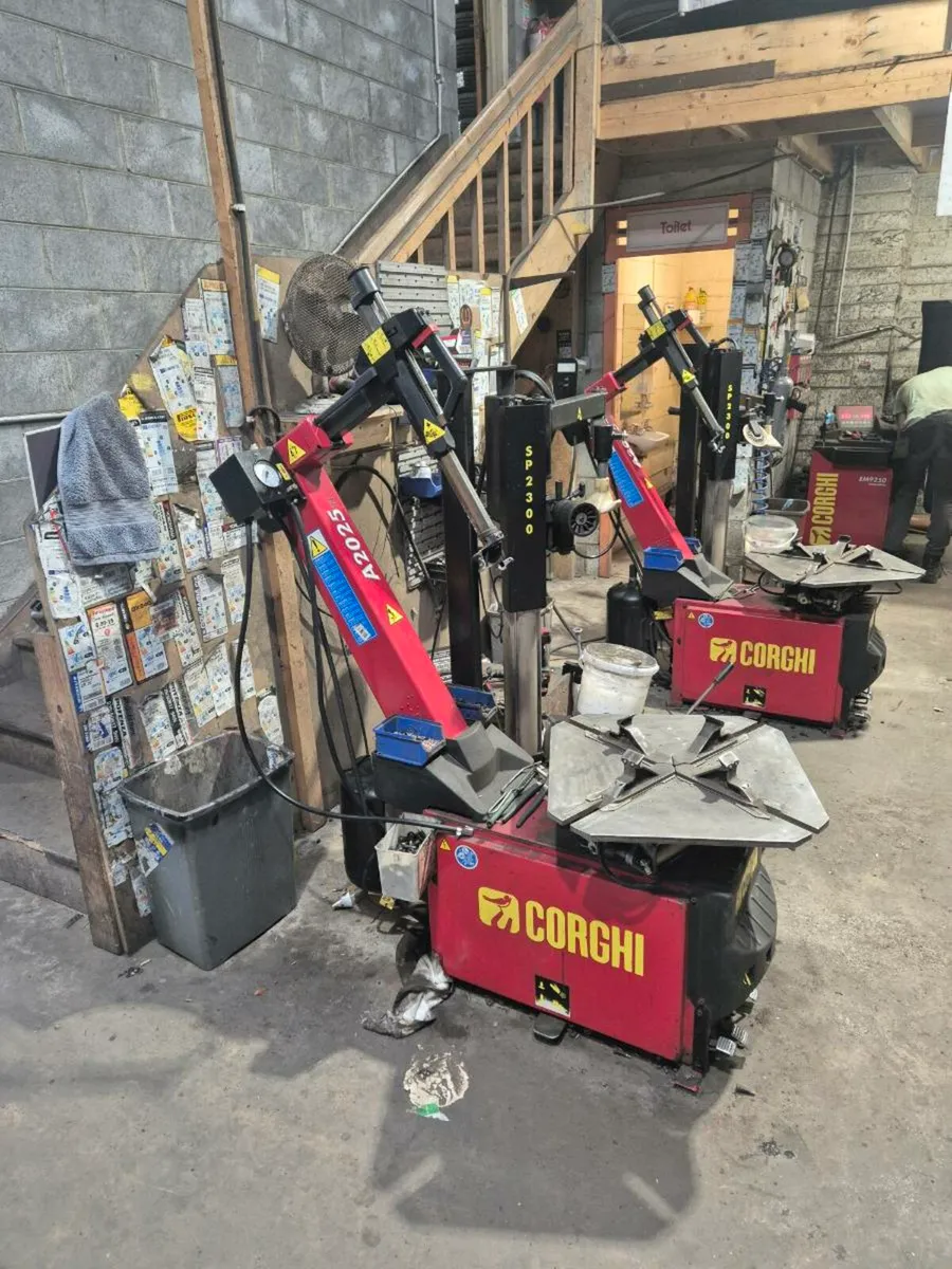 Corghi A2025ti Tyre Machine - Image 1
