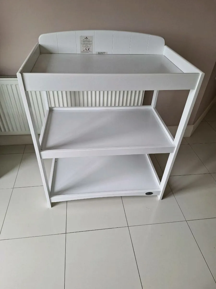 Baby changing table - Image 1