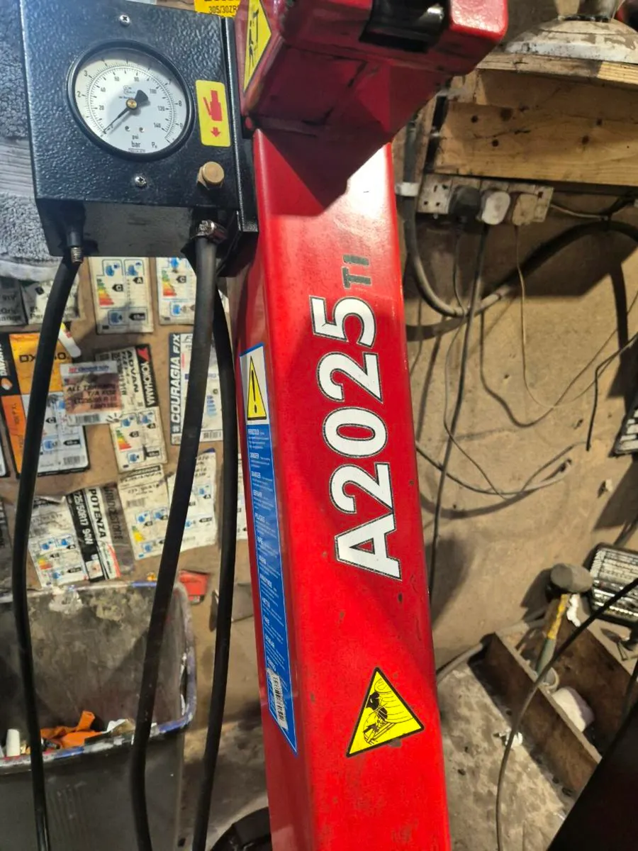Corghi A2025ti Tyre Machine - Image 3