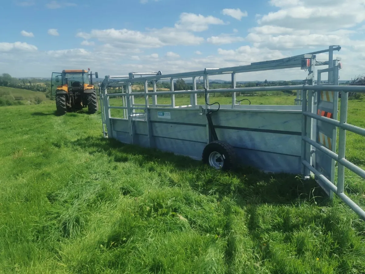 25ft  Mobile cattle crush with  Hydraulic Axle - Image 1