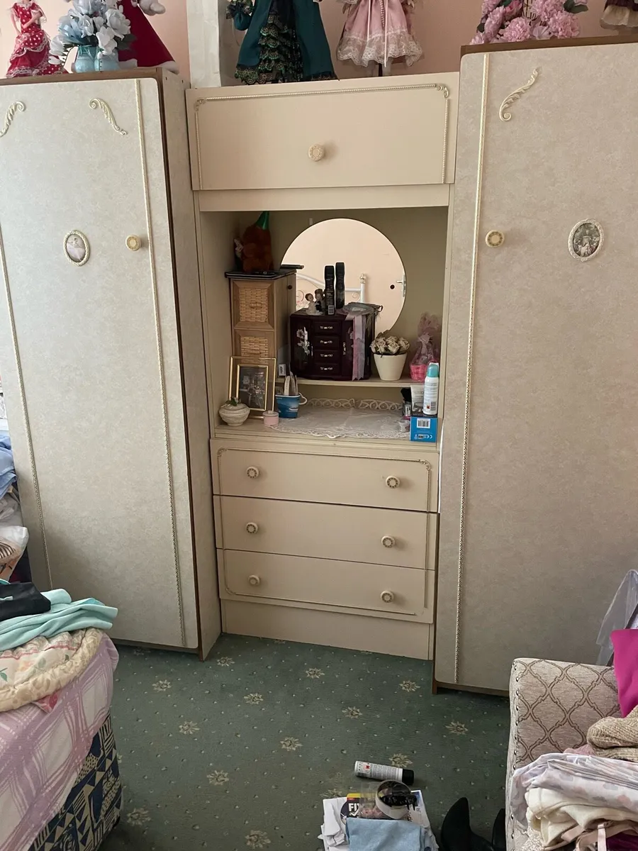 Solid pair of wardrobes and vanity unit - Image 3