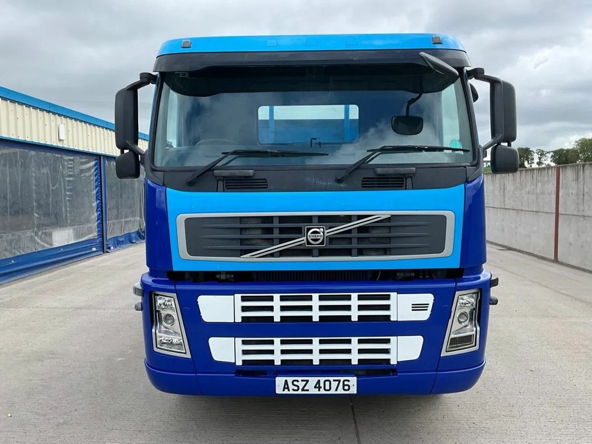 VOLVO FM300 EURO4 6X2 26 TON AUTOMATIC FLAT LORRY - Image 3