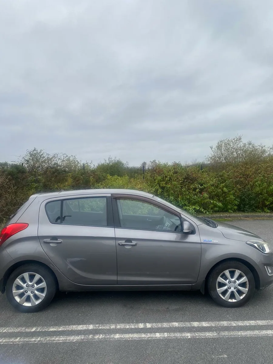 Hyundi I2 - Image 2