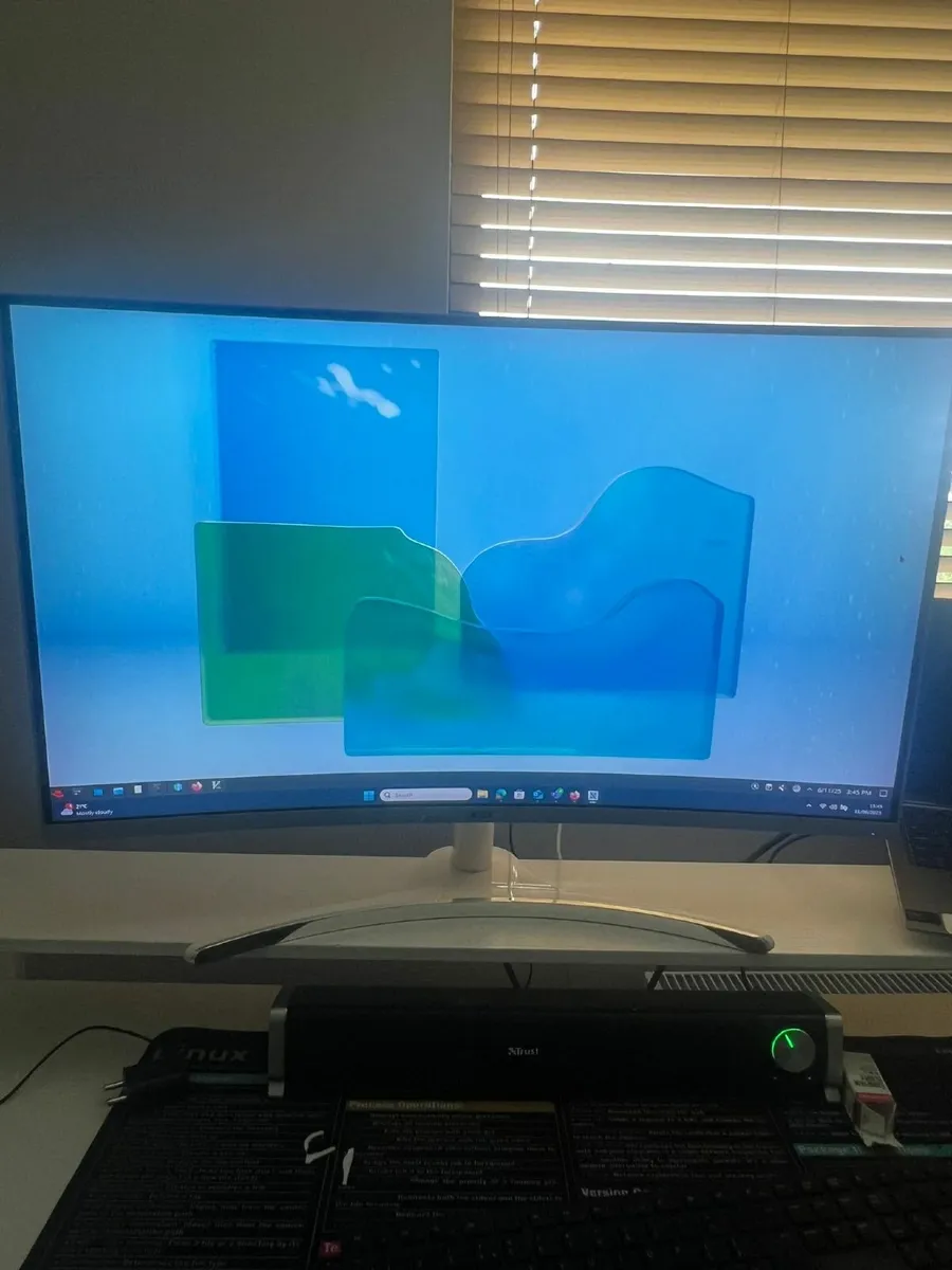LCD Curved Monitor - Image 1