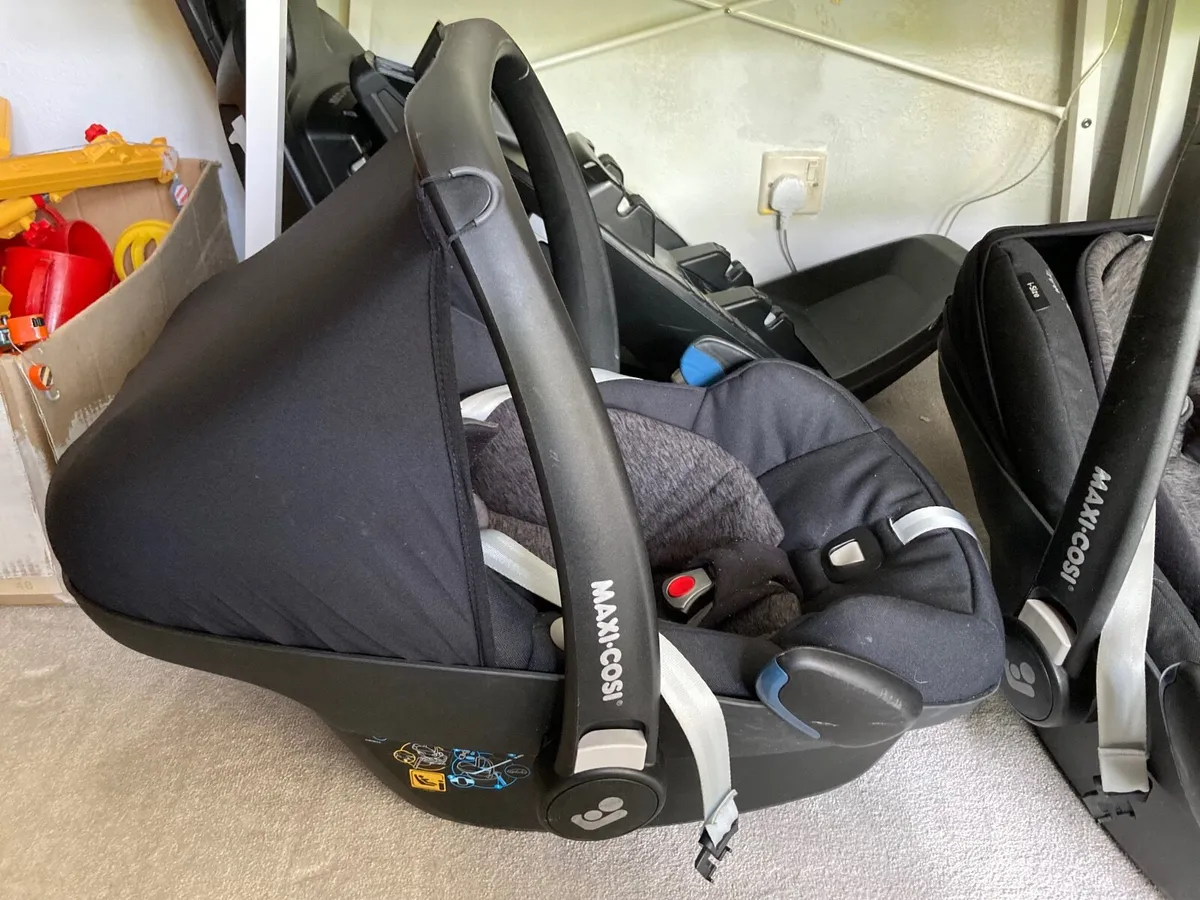 Maxi Cosi baby car seat - Image 1