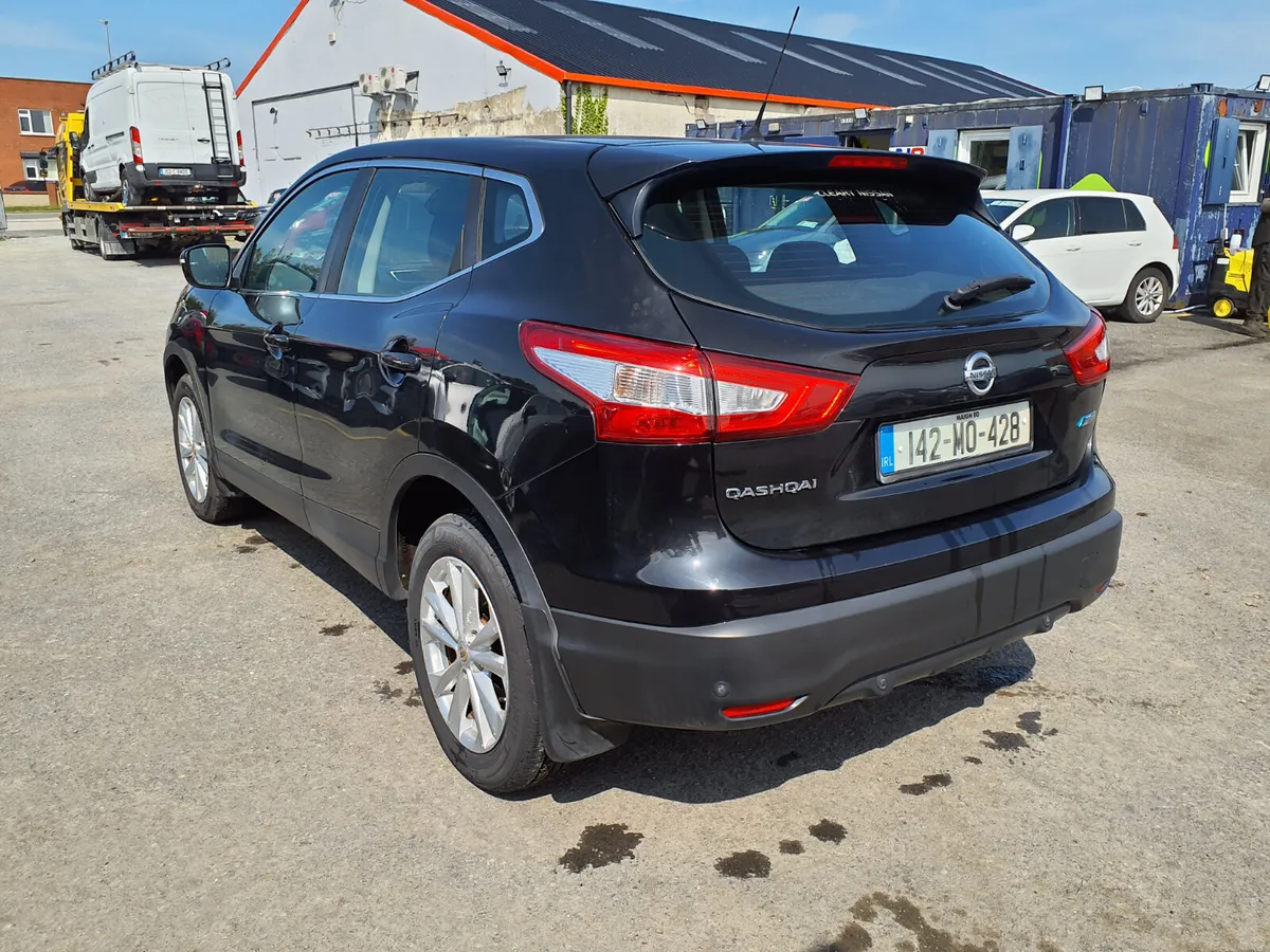 Nissan Qashqai 2014 side damage Driving - Image 3