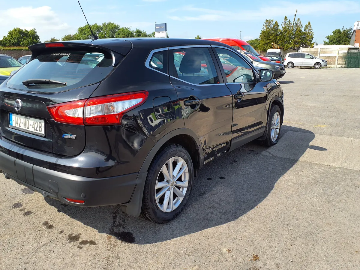Nissan Qashqai 2014 side damage Driving - Image 4