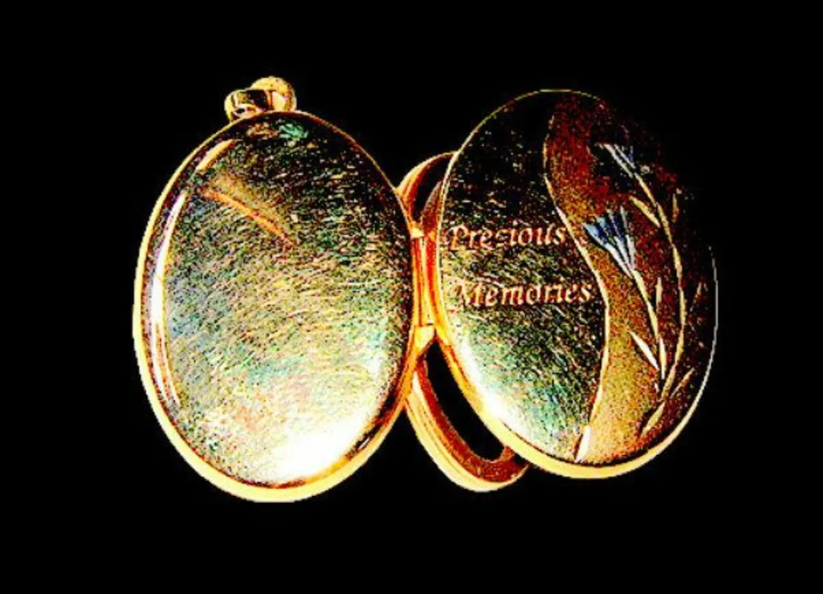 Vintage Hallmarked 9ct Gold Treble Section Locket - Image 1