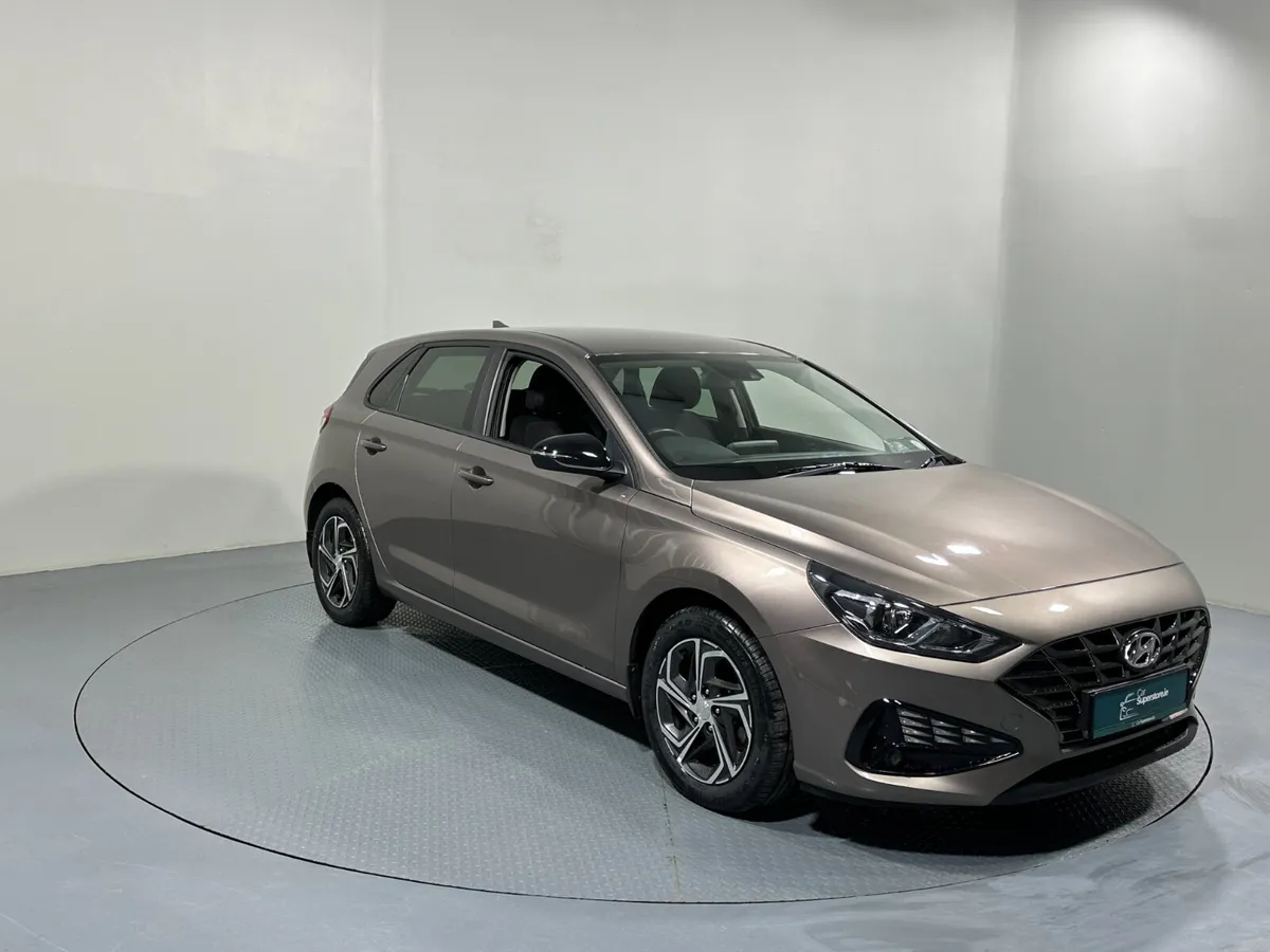 Hyundai i30 Deluxe 1.6 Crdi 211 - Image 1