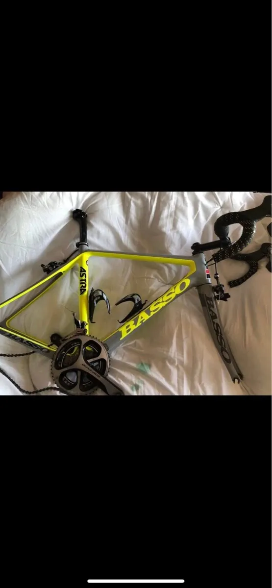 Basso Astra carbon road bike - Image 1
