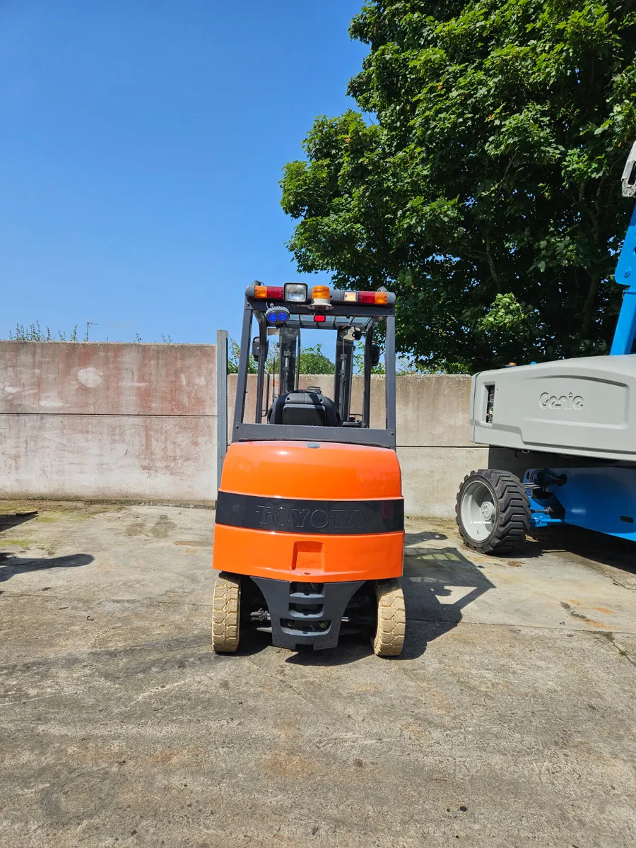 Toyota  Forklifts - Image 4