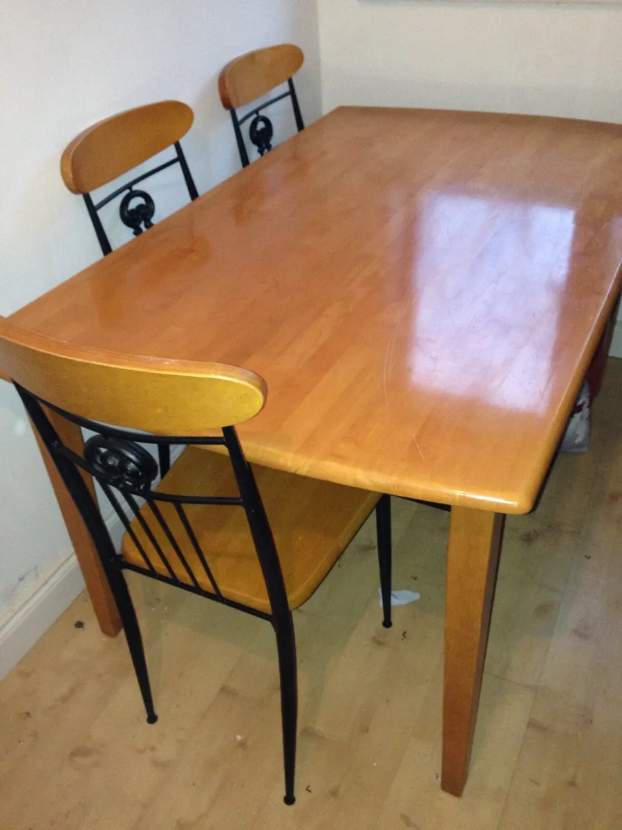 Oak table and 6 chairs - Image 1