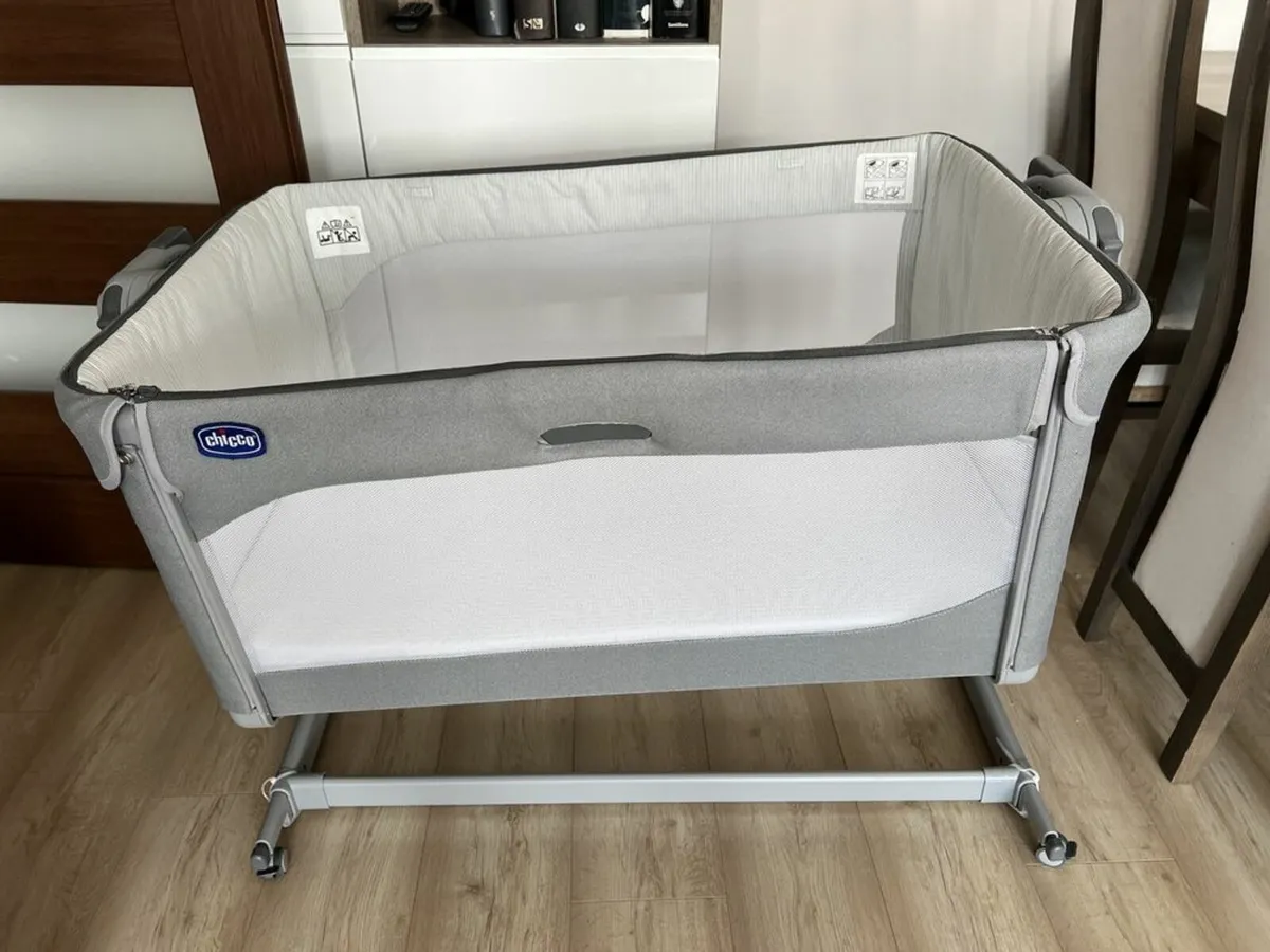 Chicco Next2Me Magic Rocking Bedside Crib - Image 3