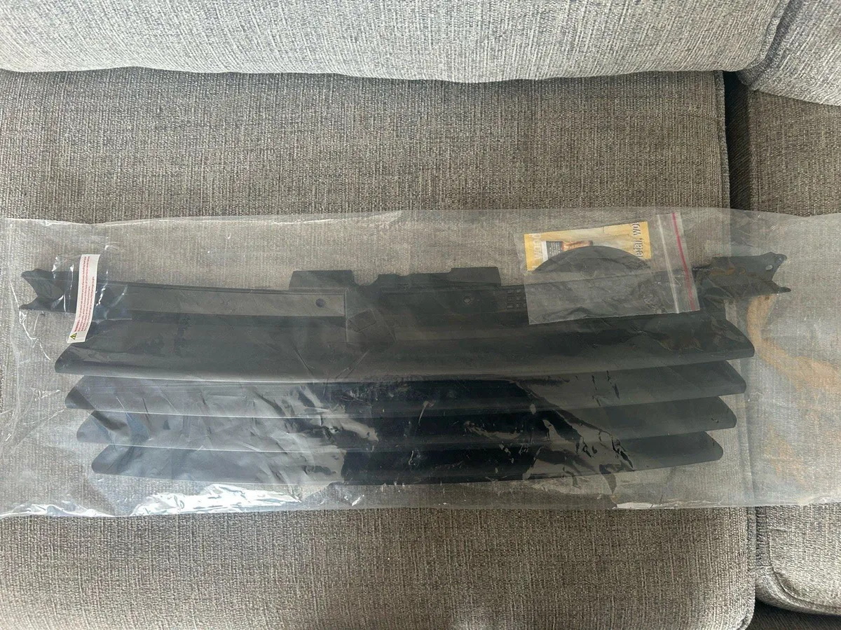 Volkswagen Bora front grill - Image 1