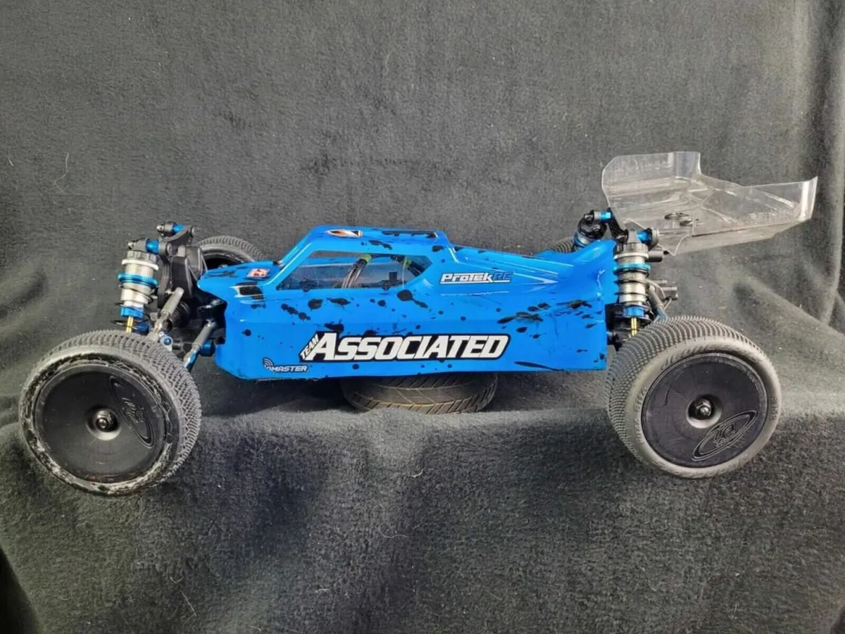 Team Associated B74.2 Carpet RC Buggy + Extra - Image 1