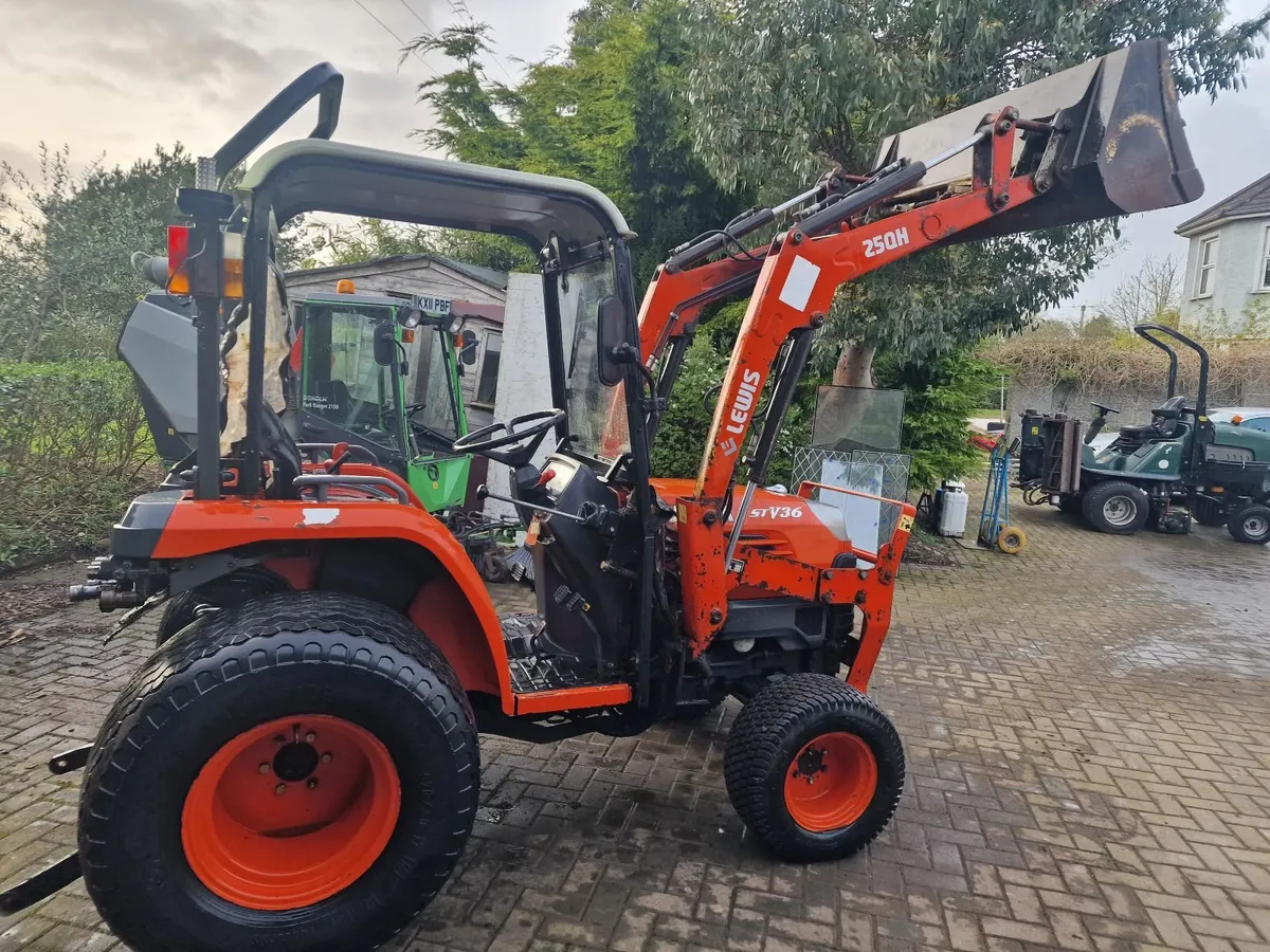 Kubota STV36 Compact Tractor with Loader - Image 4