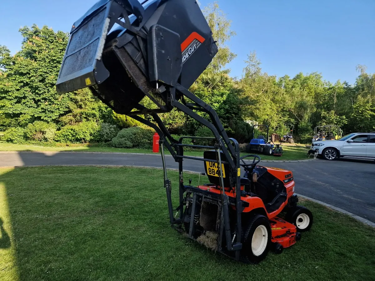 Kubota high tip ride on mower lawnmower 300 hrs - Image 4