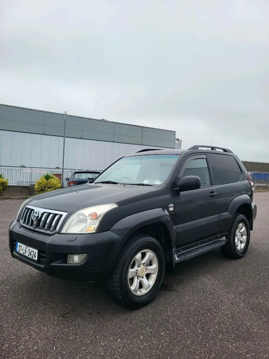 2007 TOYOTA LAND CRUISER SWB. DOE 08/25 - Image 1