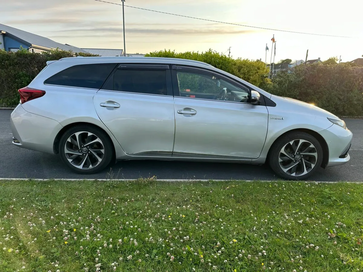 Toyota Auris Auto Hybrid 2017  SOL  Estate - Image 2
