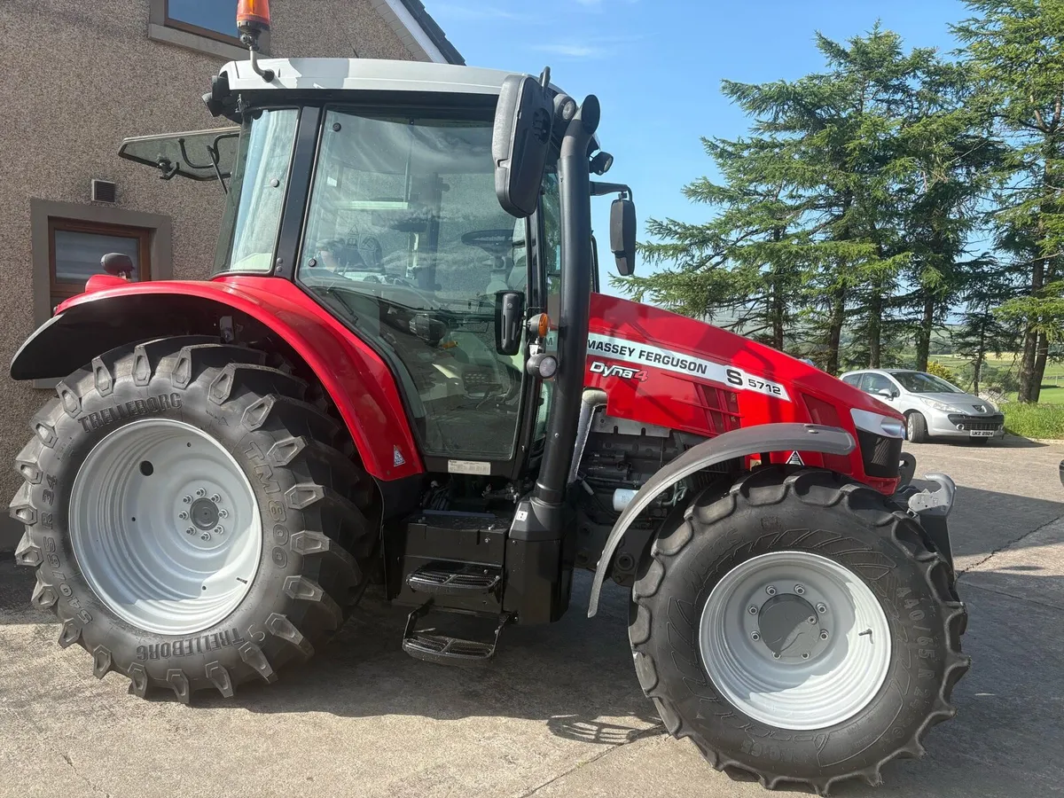 Massey Ferguson 5712 - Image 1