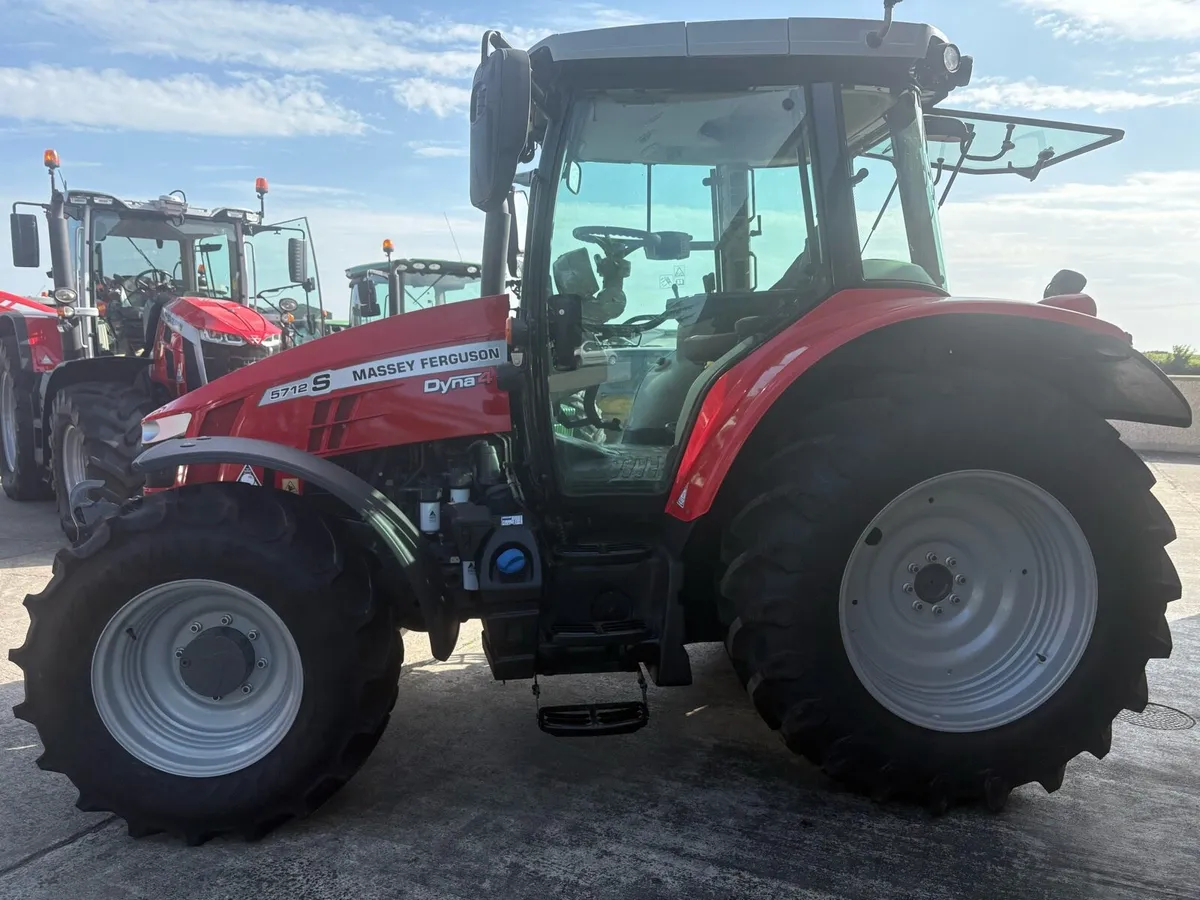 Massey Ferguson 5712 - Image 2