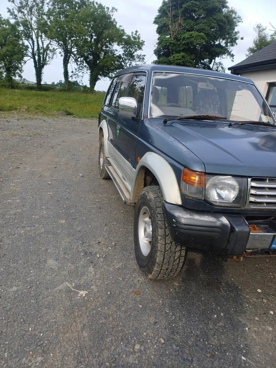 Mitsubishi Pajero 1995 vintage - Image 2