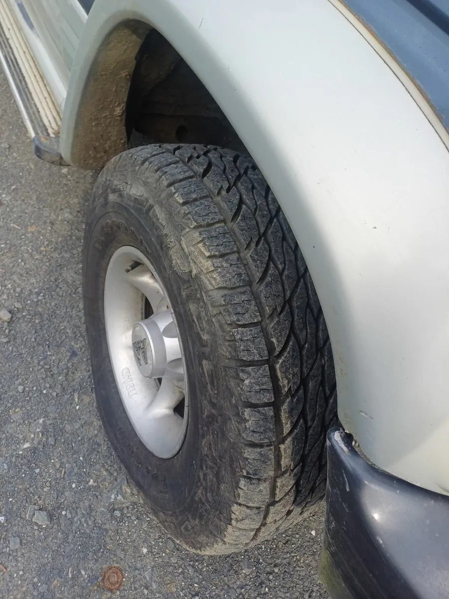Mitsubishi Pajero 1995 vintage - Image 4