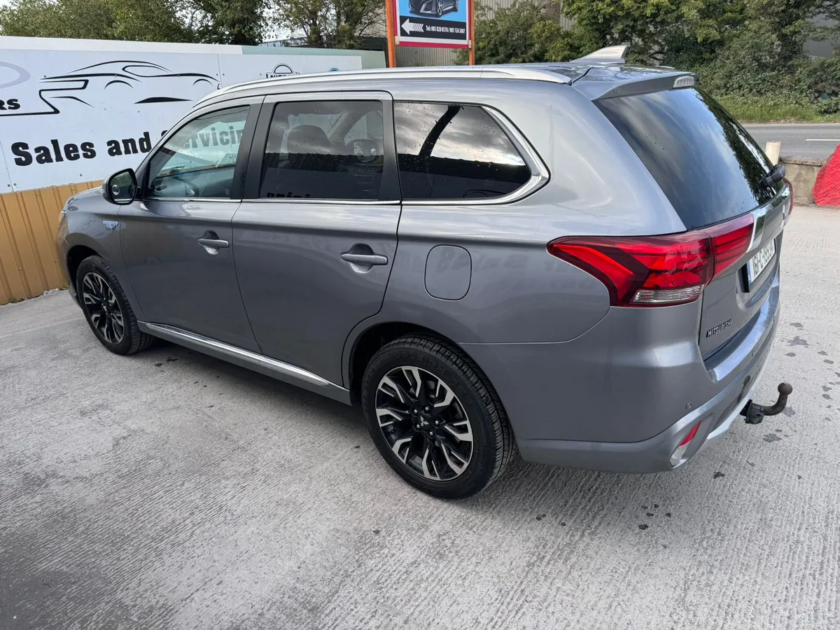 161 Outlander PHEV 2.0L MIVEC 4WD 5-Seater - Image 4