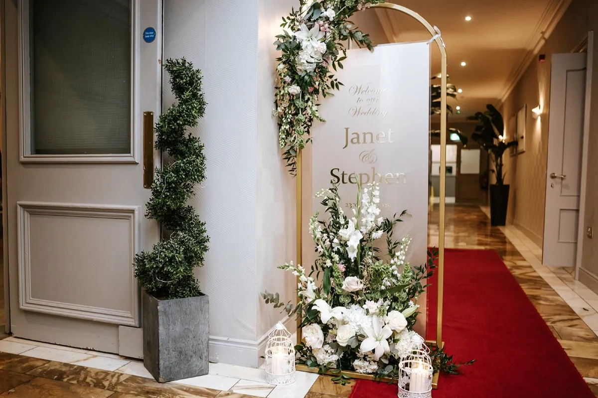 Metal frame wedding welcome sign - Image 1