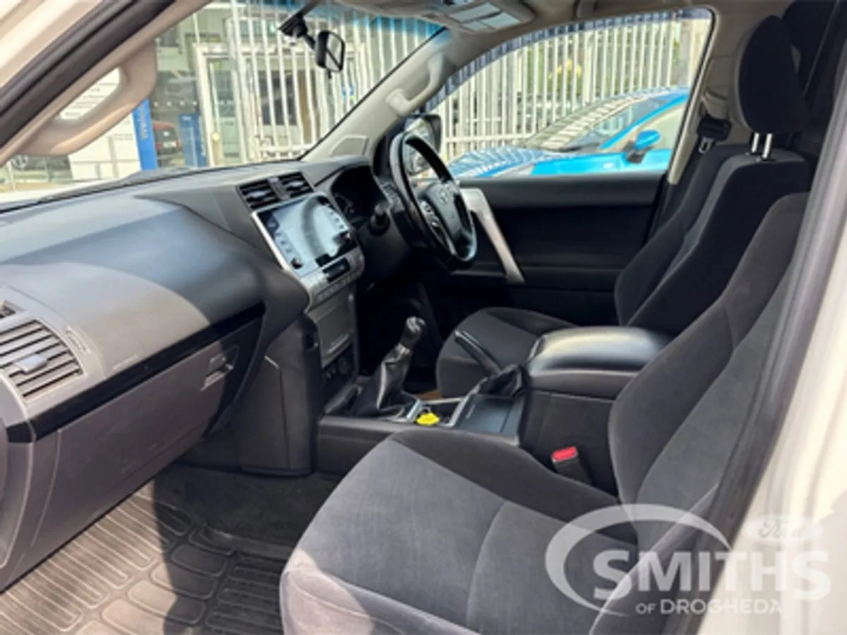 Toyota Landcruiser 2.8 CV LWB - Image 3