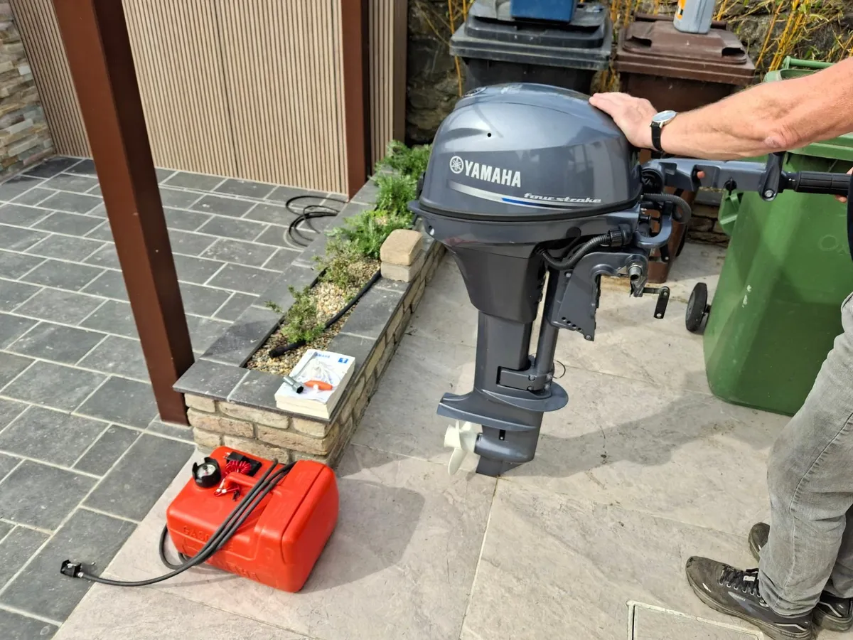 Yamaha F8 outboard motor - Image 1