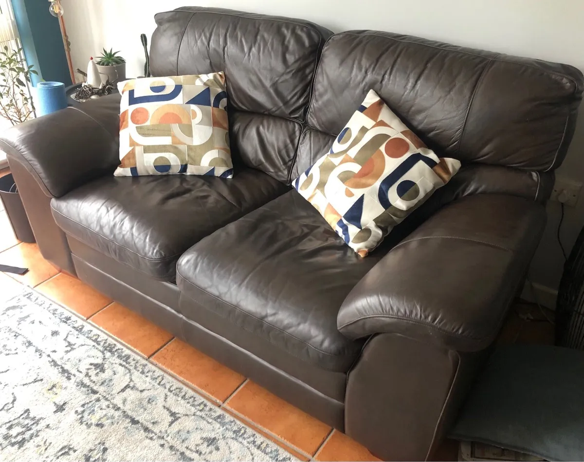 Two seater leather settee - Image 1